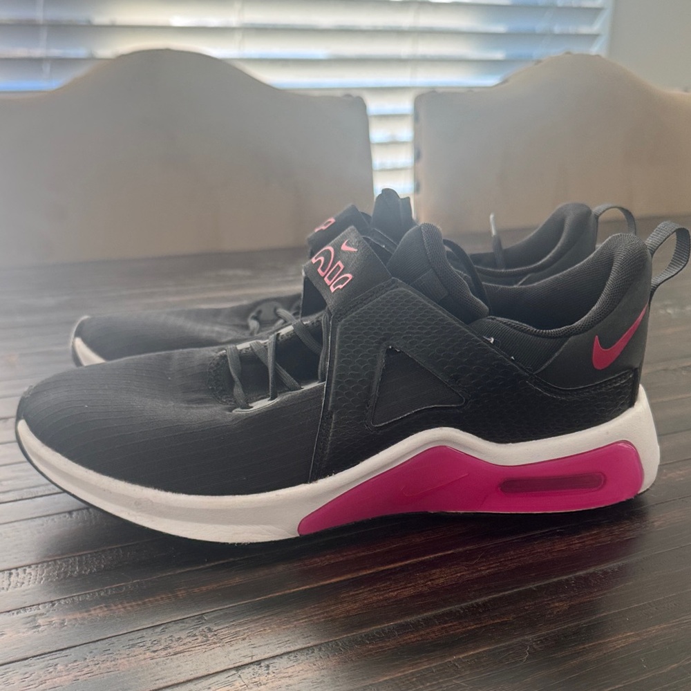 Nike Women's Black and Pink Athletic Sneakers
